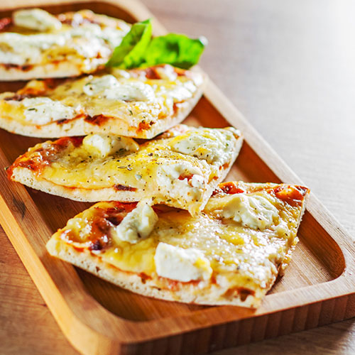 Pizza con tomate y pimientos